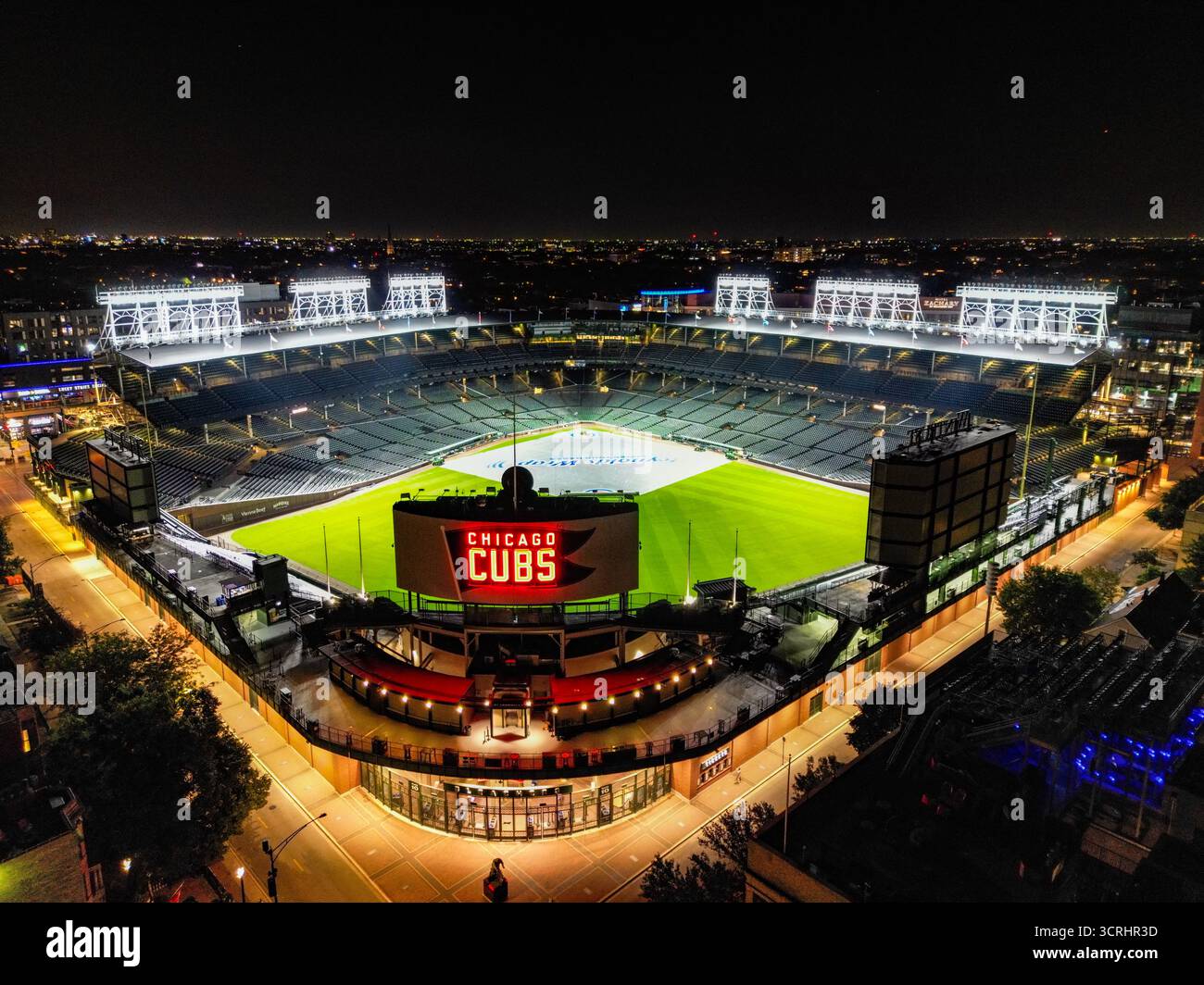 Veduta aerea di notte del Wrigley Field di Chicago, Illinois Foto Stock