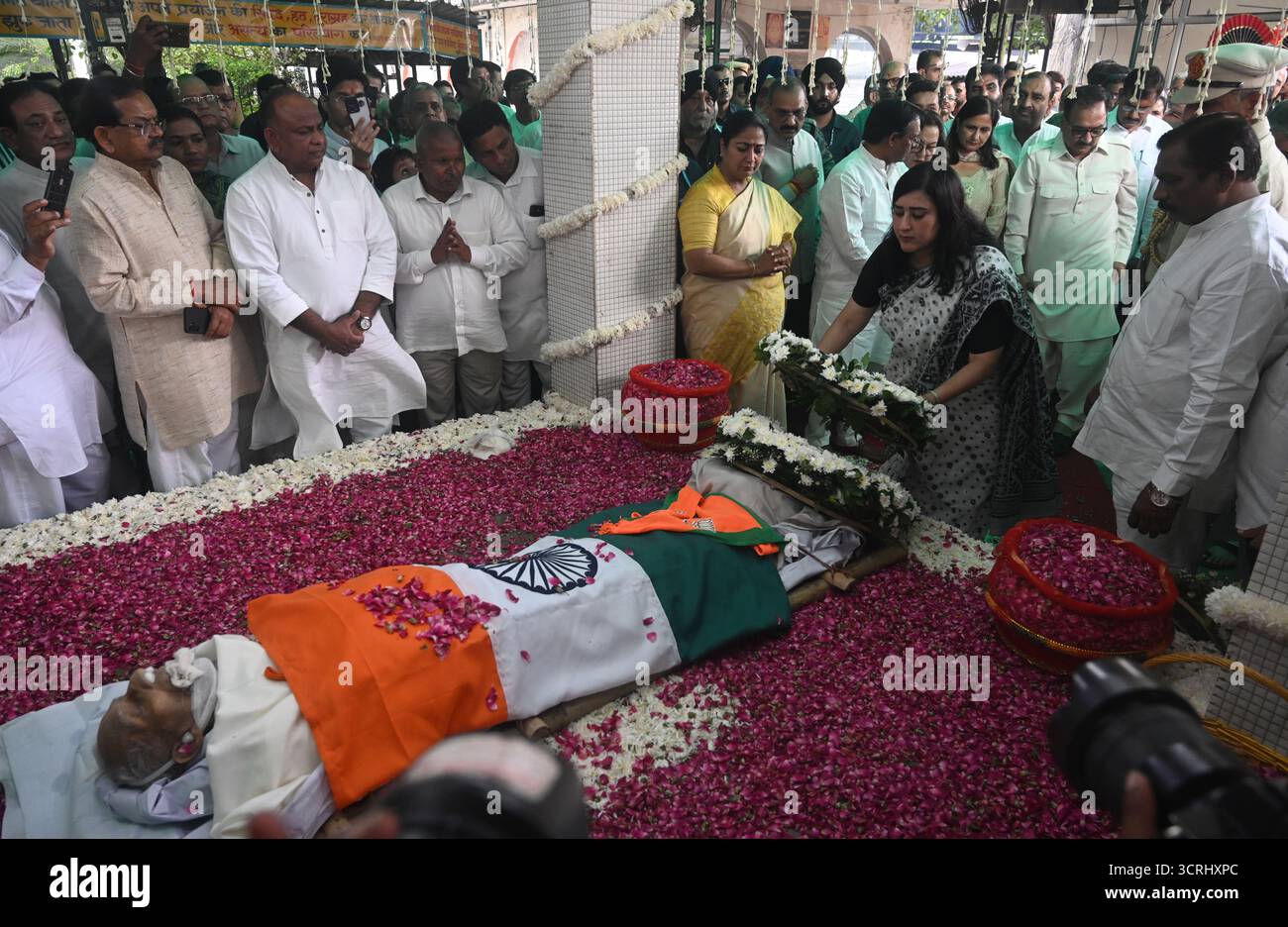 NUOVA DELHI, INDIA - 1° OTTOBRE: Il deputato del BJP Bansuri Swaraj paga gli ultimi tributi all'ex presidente del BJP di Delhi Vijay Kumar Malhotra durante i suoi ultimi riti al Lodhi Road Cremation Ground il 1° ottobre 2025 a nuova Delhi, India. Vijay Kumar Malhotra, leader senior del BJP, è morto all'AIIMS di nuova Delhi all'età di 93 anni. Fu cinque volte deputato al Parlamento e due volte MLA di Delhi e fu tra i volti più importanti del BJP e del suo predecessore, il Jan Sangh, nella capitale. È stato anche il presidente fondatore dell'unità di Delhi del BJP. (Foto di Sonu Mehta/Hindustan Times/Sipa U Foto Stock