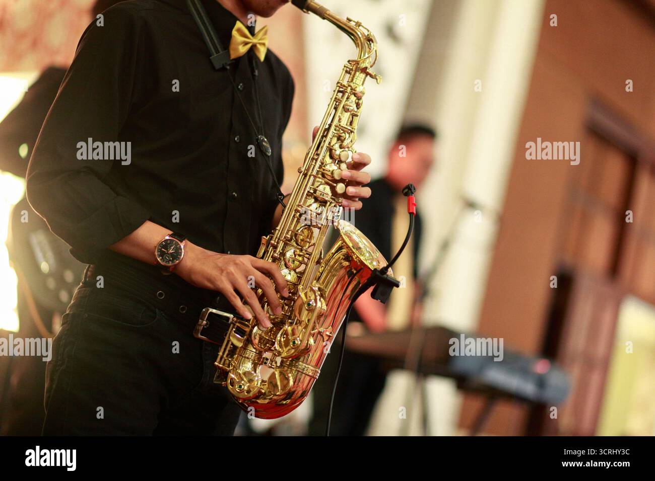 Il sassofonista suona il suo strumento a una festa di nozze. Foto Stock
