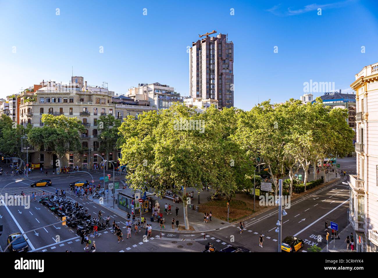 Barcellona, Spagna - luglio 25 2025, facciata dell'edificio vecchio coloniale con finestre a Barcellona, Spagna. Edifici in prospettiva in città Foto Stock