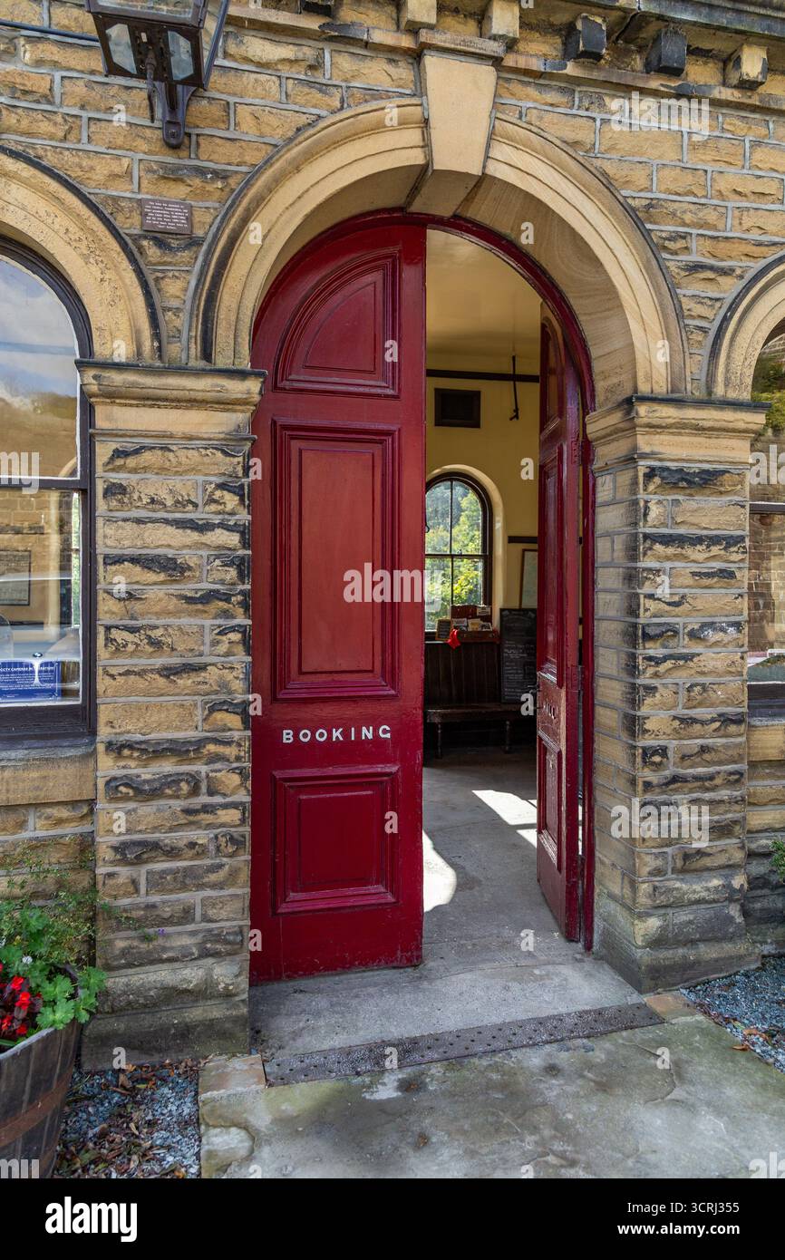 L'ingresso dell'ufficio prenotazioni alla stazione di Oakworth, la stazione fa parte della ferrovia di Keighley e Worth Valley. L'ufficio prenotazioni è in stile edoardiano. Foto Stock
