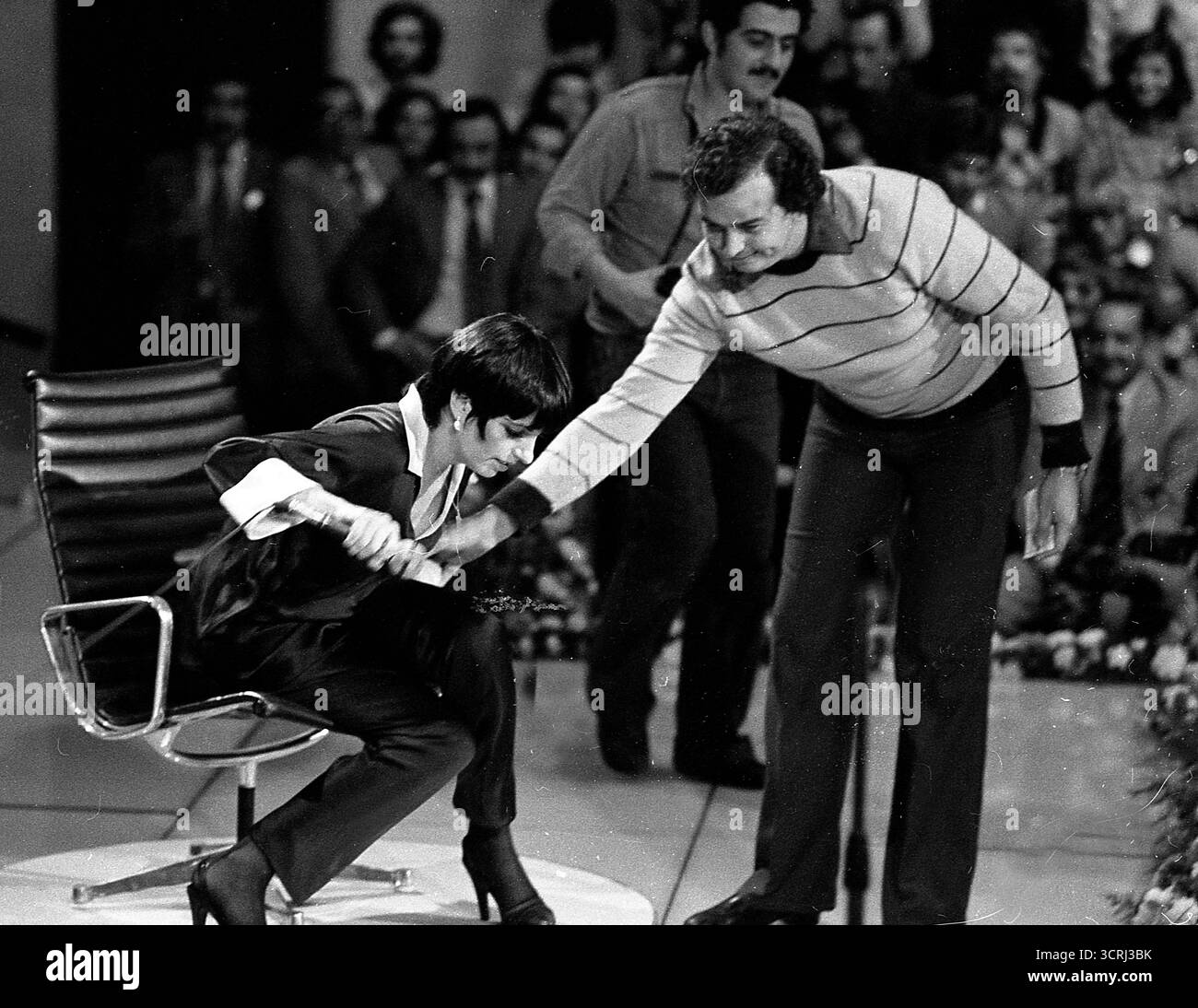 L'attrice, cantante e ballerina americana Liza Minnelli si alza dalla sua sedia dopo un'intervista stampa ad una stazione televisiva di Buenos Aires, Argentina, intorno al 1970. Foto Stock