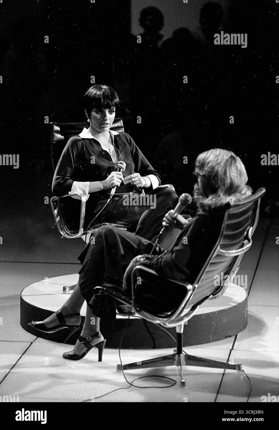 L'attrice, cantante e ballerina americana Liza Minnelli durante un'intervista stampa tenuta dalla giornalista argentina Magdalena Ruiz Guiñazú in una stazione televisiva di Buenos Aires, Argentina, intorno al 1970 Foto Stock