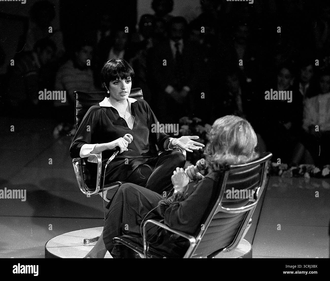 L'attrice, cantante e ballerina americana Liza Minnelli durante un'intervista stampa tenuta dalla giornalista argentina Magdalena Ruiz Guiñazú in una stazione televisiva di Buenos Aires, Argentina, intorno al 1970 Foto Stock