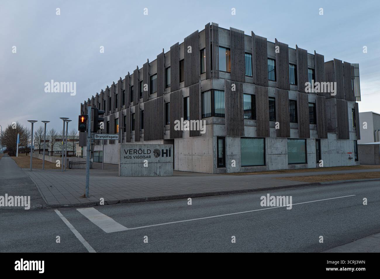 Veröld, hús Vigdísar presso l'Università dell'Islanda, sede del punto di riferimento per gli studi linguistici moderni, aperto nel 2017, Reykjavík Foto Stock