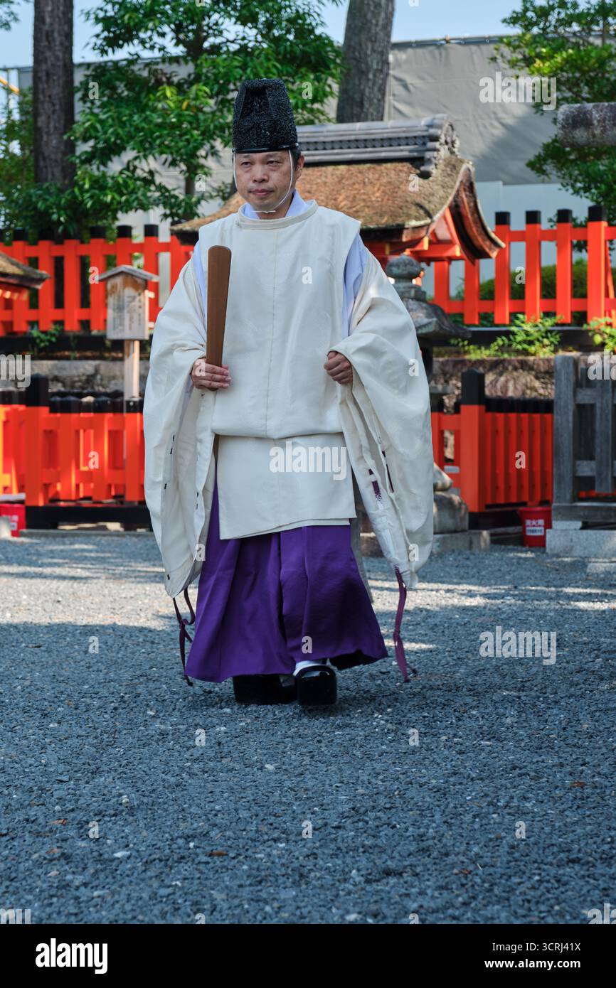 Tradizionale tempio giapponese con tetto curvo e architettura in legno. Sito religioso sacro Foto Stock