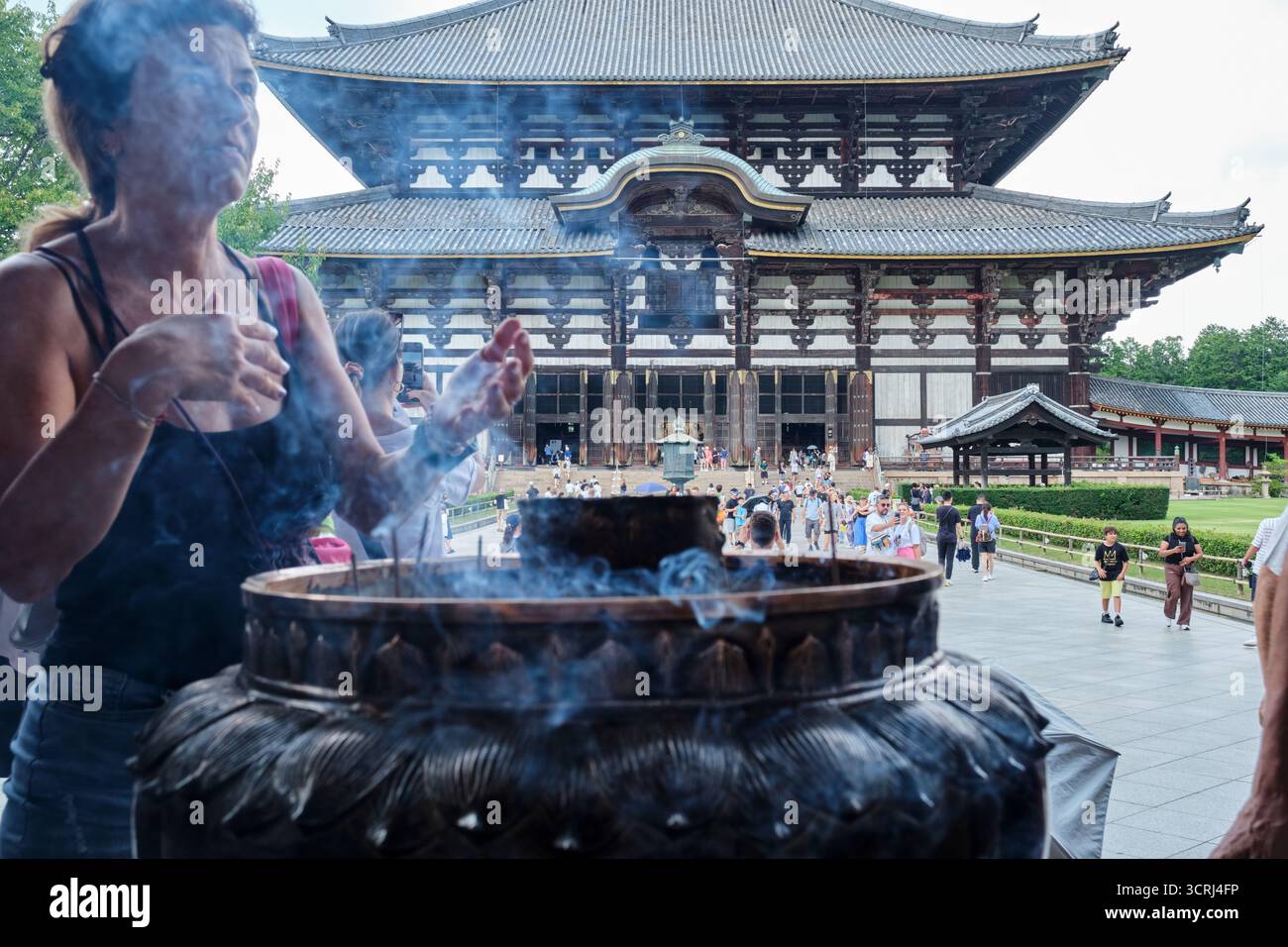Tradizionale tempio giapponese con tetto curvo e architettura in legno. Sito religioso sacro Foto Stock