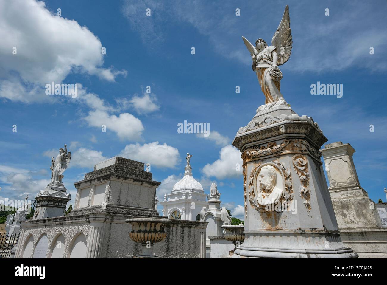 Granada, Nicaragua - 30 settembre 2025: Mausolei nel Cimitero di Granada, Nicaragua. Foto Stock