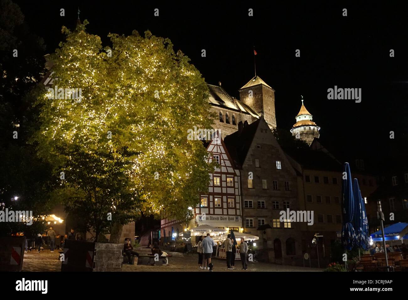 Una parte splendidamente illuminata della città vecchia di Norimberga a Dürerplatz (Baviera, Germania) Foto Stock