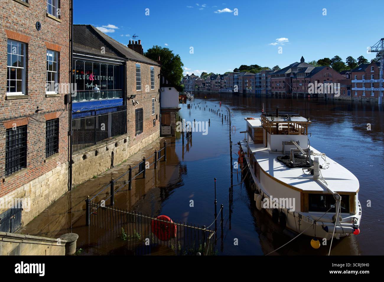 Qui il fiume Ouse si è inondato fino al King's Staith Landing a York. Ci sono stati tre giorni di pioggia torrenziale. Foto Stock