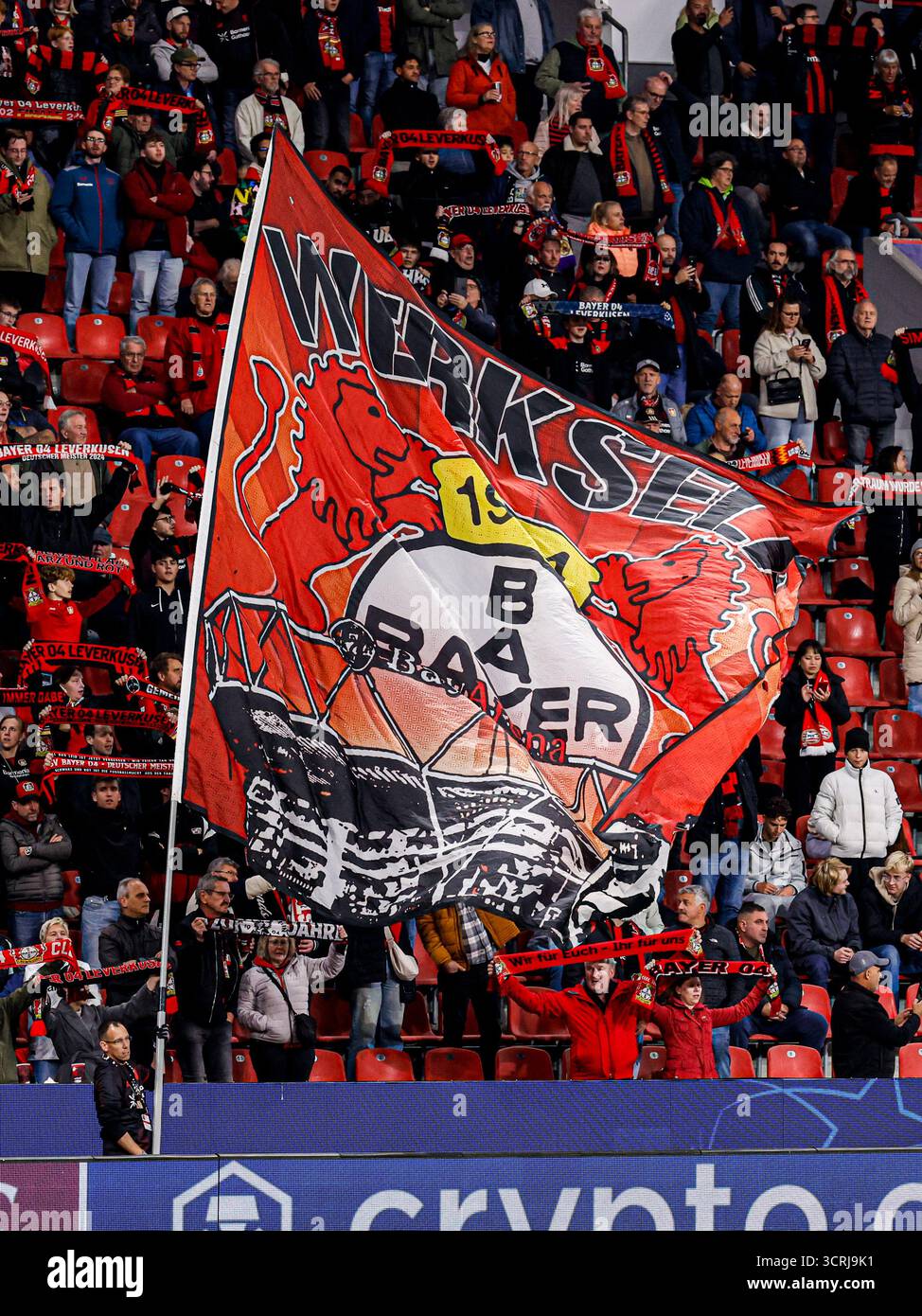 Un tifoso del Bayer 04 Leverkusen sventolò una bandiera prima della partita di UEFA Champions League 2025/26 Phase MD2 tra il Bayer 04 Leverkusen e il PSV Eindhoven alla BayArena il 1 ottobre 2025 a Leverkusen, in Germania. Foto Stock