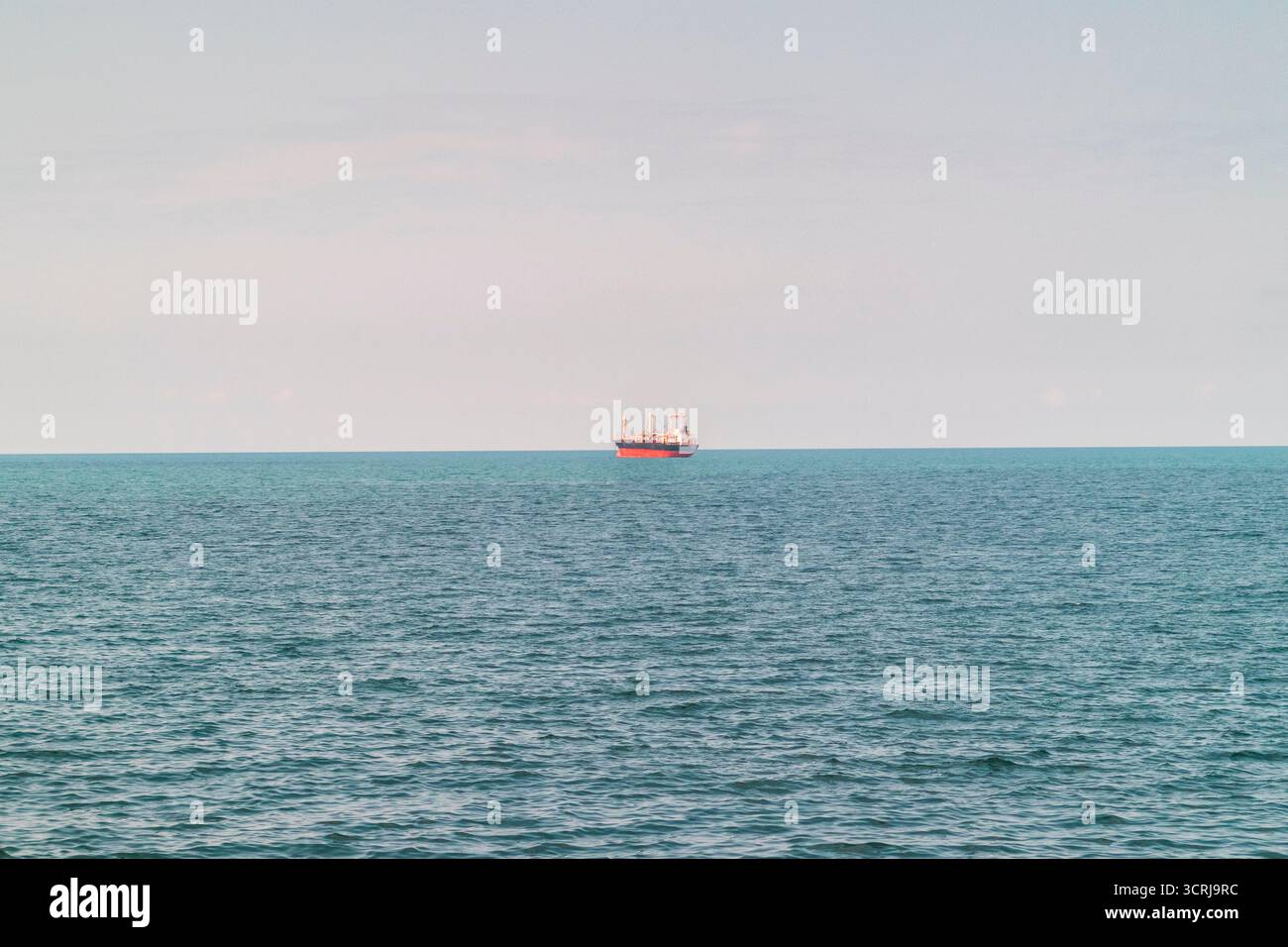 Grande nave da carico, portacontainer in mare aperto Foto Stock