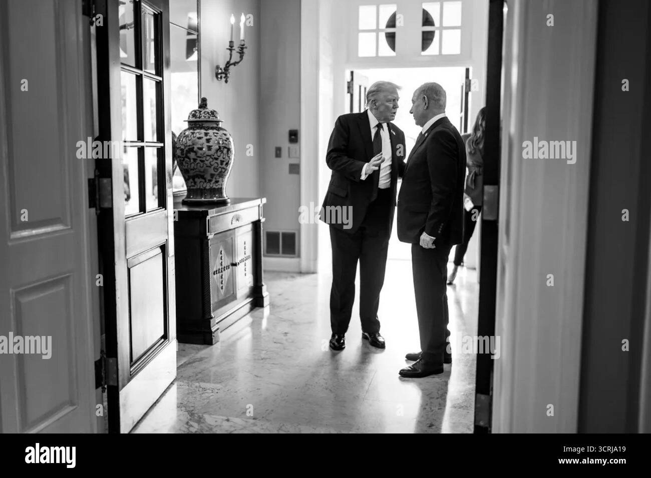 Il presidente degli Stati Uniti Donald Trump parla privatamente con il primo ministro israeliano Benjamin Netanyahu in un corridoio della Casa Bianca prima della loro conferenza stampa congiunta che annuncia il piano di pace degli Stati Uniti per Gaza, intitolato "Pathways to Peace: Gaza 2030". 29 settembre 2025. Immagine gentilmente concessa dalla Casa Bianca. Washington, D.C., 29 settembre 2025. Per gentile concessione della Casa Bianca. Foto Stock