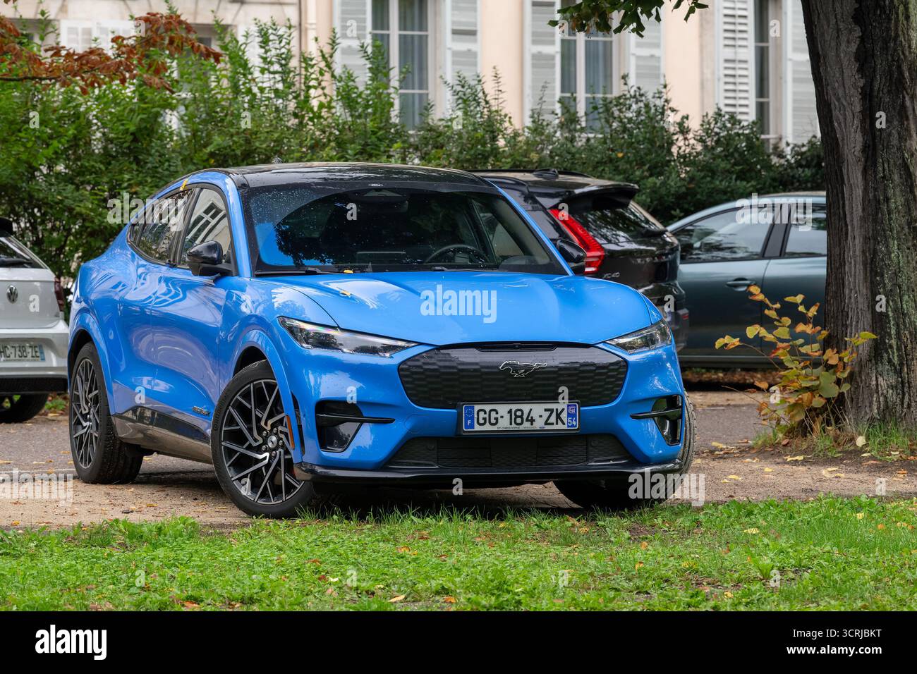 Nancy, Francia - Vista su una Ford Mustang Mach-e blu parcheggiata in un parcheggio. Foto Stock