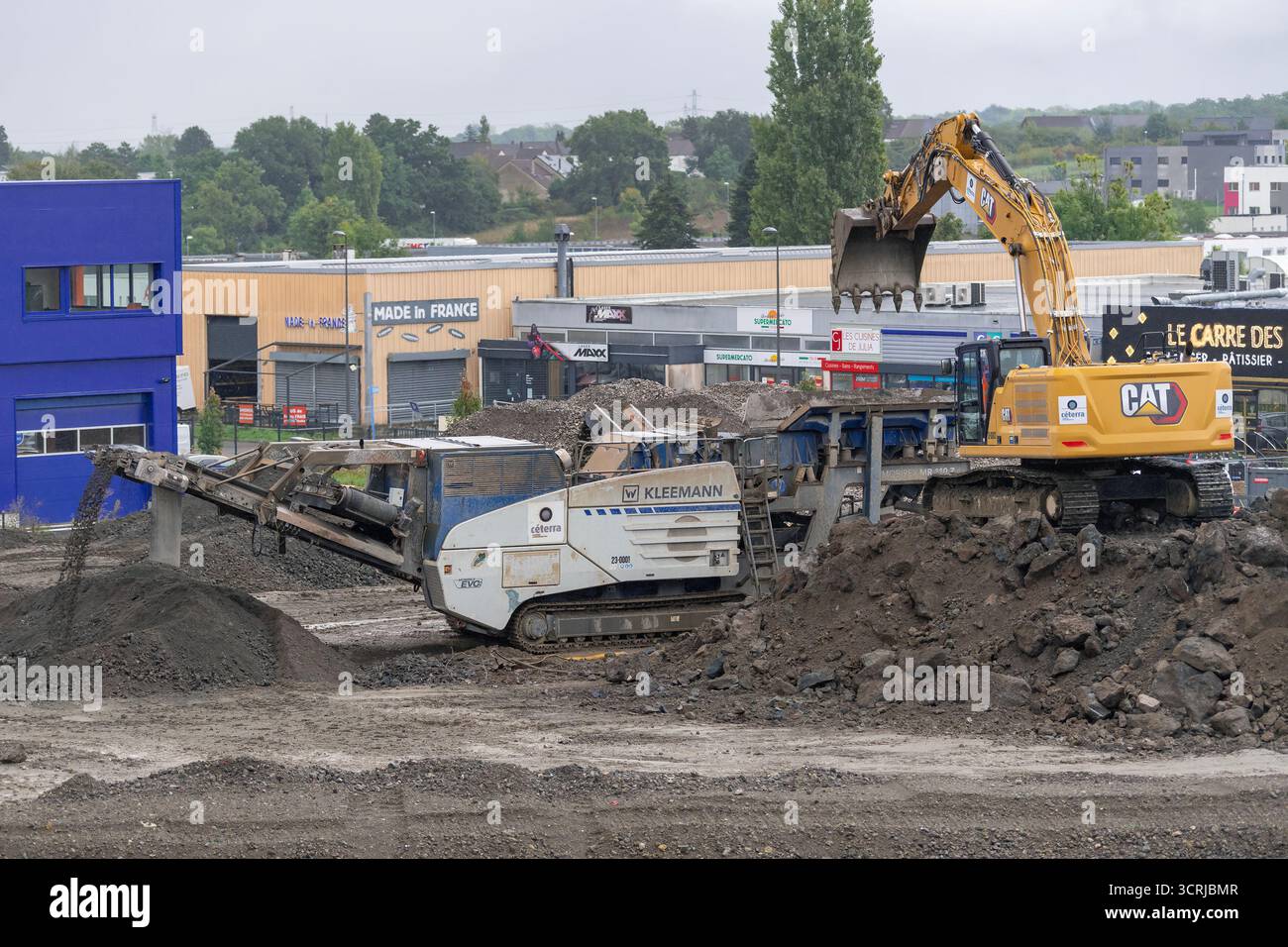 Houdemont, Francia - frantoio a mascelle mobile Kleemann Mobirex MR 110 Z per la frantumazione dei materiali dopo la demolizione di un edificio in un cantiere. Foto Stock