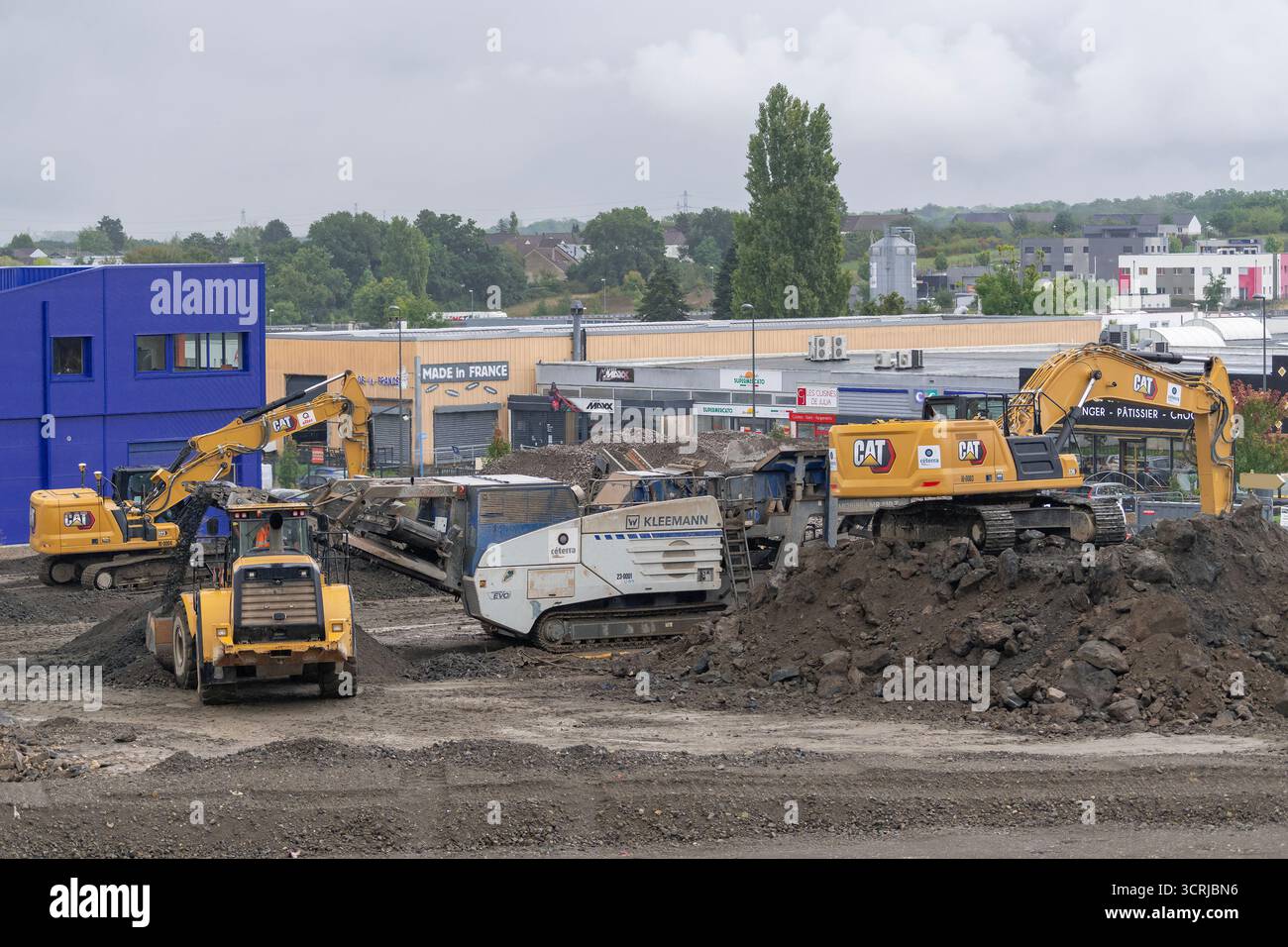 Houdemont, Francia - frantoio a mascelle mobile Kleemann Mobirex MR 110 Z per la frantumazione dei materiali dopo la demolizione di un edificio in un cantiere. Foto Stock