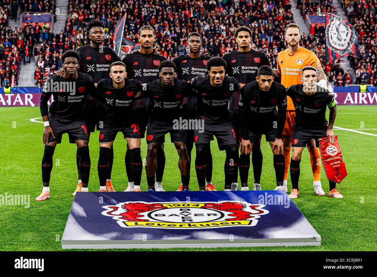 Portiere Mark Flekken di Bayer 04 Leverkusen, Jarell Quansah di Bayer 04 Leverkusen, Loic Bade di Bayer 04 Leverkusen, Edmond Tapsoba di Bayer 04 Leverkusen, Axel Tape di Bayer 04 Leverkusen, Aleix Garcia di Bayer 04 Leverkusen, Equi Fernandez di Bayer 04 Leverkusen, Alejandro Grimaldo di Bayer 04 Ernest Poku del Bayer 04 Leverkusen e Christian Kofane del Bayer 04 Leverkusen in posa per una foto della squadra prima della fase MD2 della UEFA Champions League 2025/26 tra il Bayer 04 Leverkusen e il PSV Eindhoven alla BayArena il 1° ottobre 2025 in Foto Stock