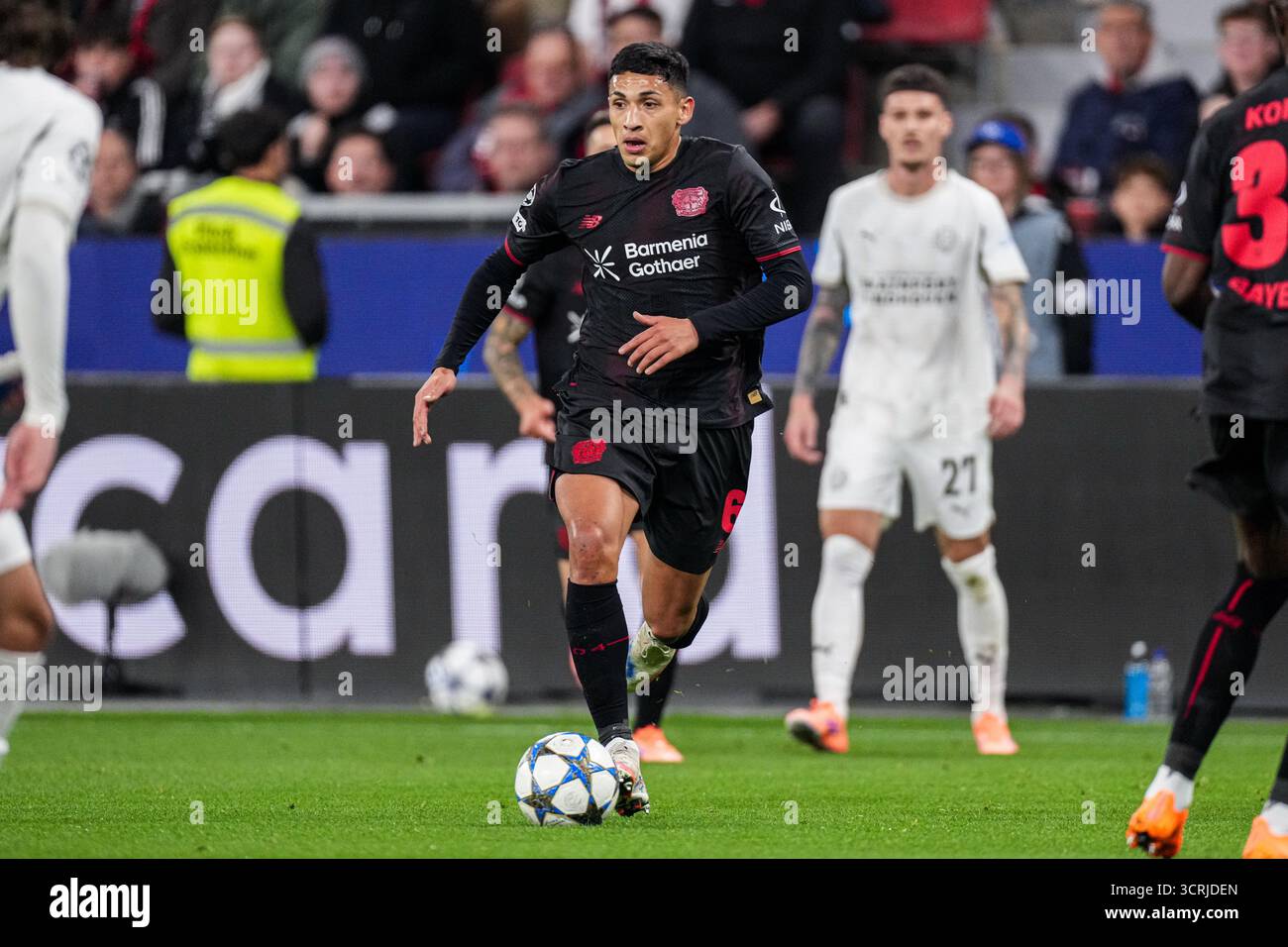 Leverkusen, Germania. 1 ottobre 2025. LEVERKUSEN, GERMANIA - 1 OTTOBRE: Equi Fernandez del Bayer 04 Leverkusen dribbles durante la fase MD2 della UEFA Champions League 2025/26 tra il Bayer 04 Leverkusen e il PSV Eindhoven alla BayArena il 1° ottobre 2025 a Leverkusen, Germania. (Foto di Joris Verwijst/Orange Pictures) credito: Orange Pics BV/Alamy Live News Foto Stock