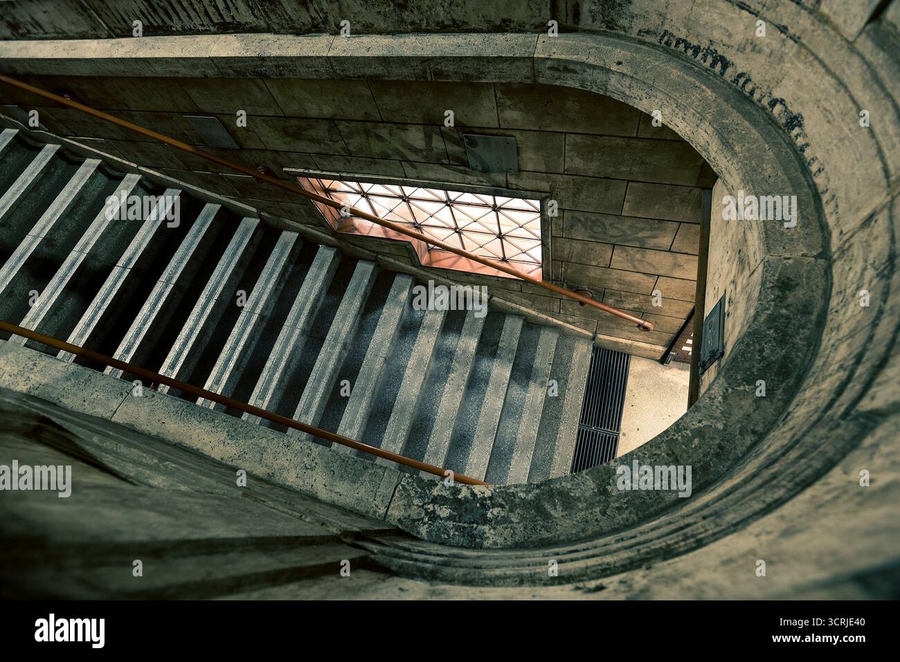 Scala verso il basso, linea metropolitana storica di Budapest Foto Stock