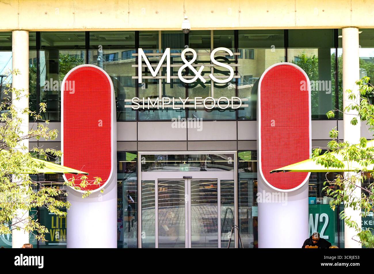 Londra, Inghilterra, Regno Unito - 4 luglio 2024: Vista frontale esterna dell'ingresso al negozio Marks and Spencer Food Hall nella zona di Paddington nel centro di Londra Foto Stock