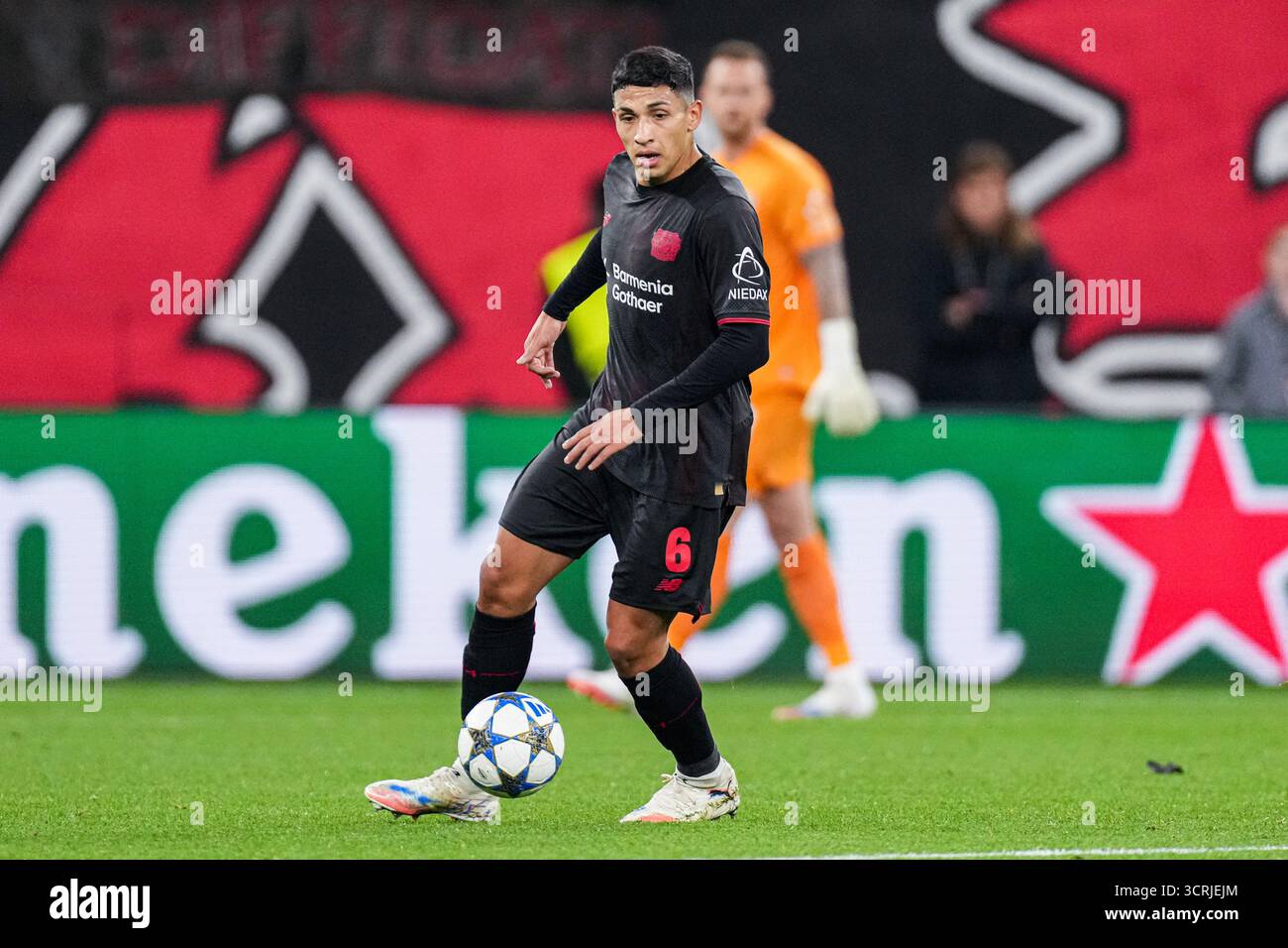 Leverkusen, Germania. 1 ottobre 2025. LEVERKUSEN, GERMANIA - 1 OTTOBRE: Equi Fernandez del Bayer 04 Leverkusen dribbles durante la fase MD2 della UEFA Champions League 2025/26 tra il Bayer 04 Leverkusen e il PSV Eindhoven alla BayArena il 1° ottobre 2025 a Leverkusen, Germania. (Foto di Joris Verwijst/Orange Pictures) credito: Orange Pics BV/Alamy Live News Foto Stock