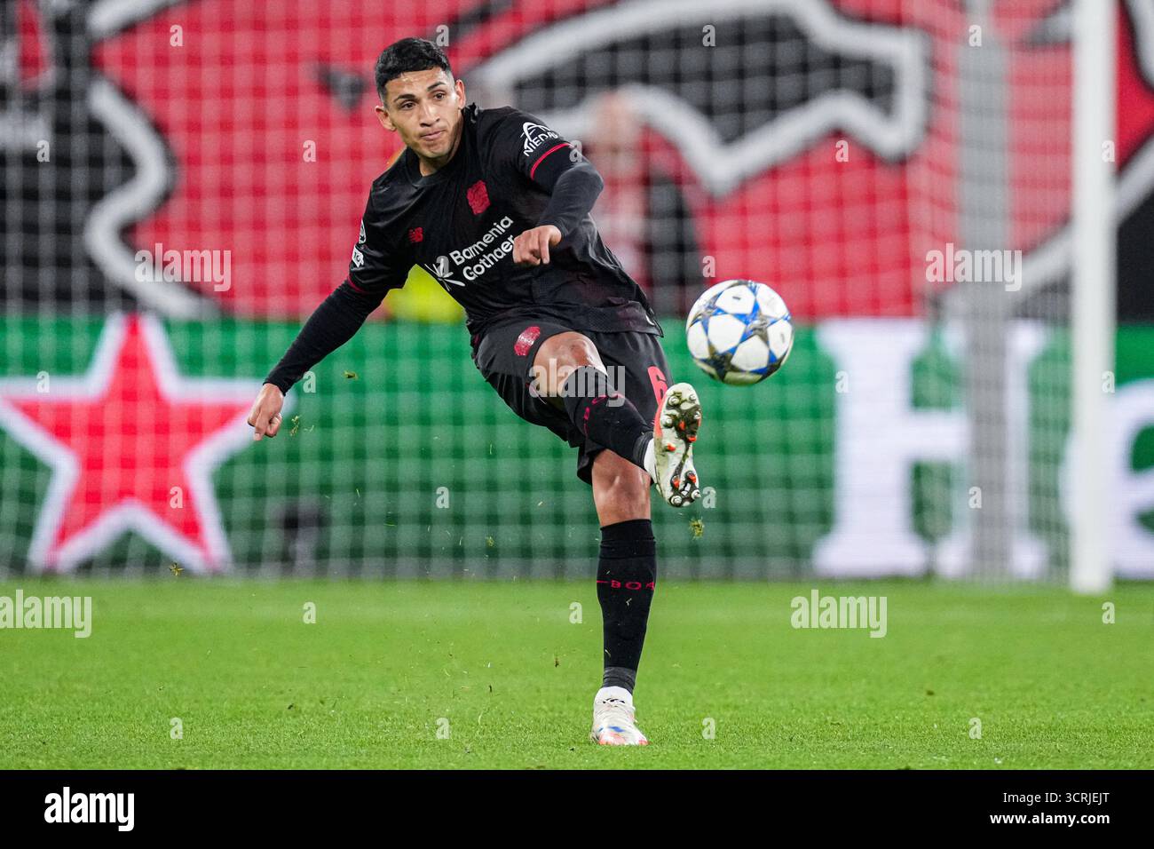 Leverkusen, Germania. 1 ottobre 2025. LEVERKUSEN, GERMANIA - 1 OTTOBRE: Equi Fernandez del Bayer 04 Leverkusen fa un passaggio durante la partita di UEFA Champions League 2025/26 fase MD2 tra Bayer 04 Leverkusen e PSV Eindhoven al BayArena il 1° ottobre 2025 a Leverkusen, Germania. (Foto di Joris Verwijst/Orange Pictures) credito: Orange Pics BV/Alamy Live News Foto Stock