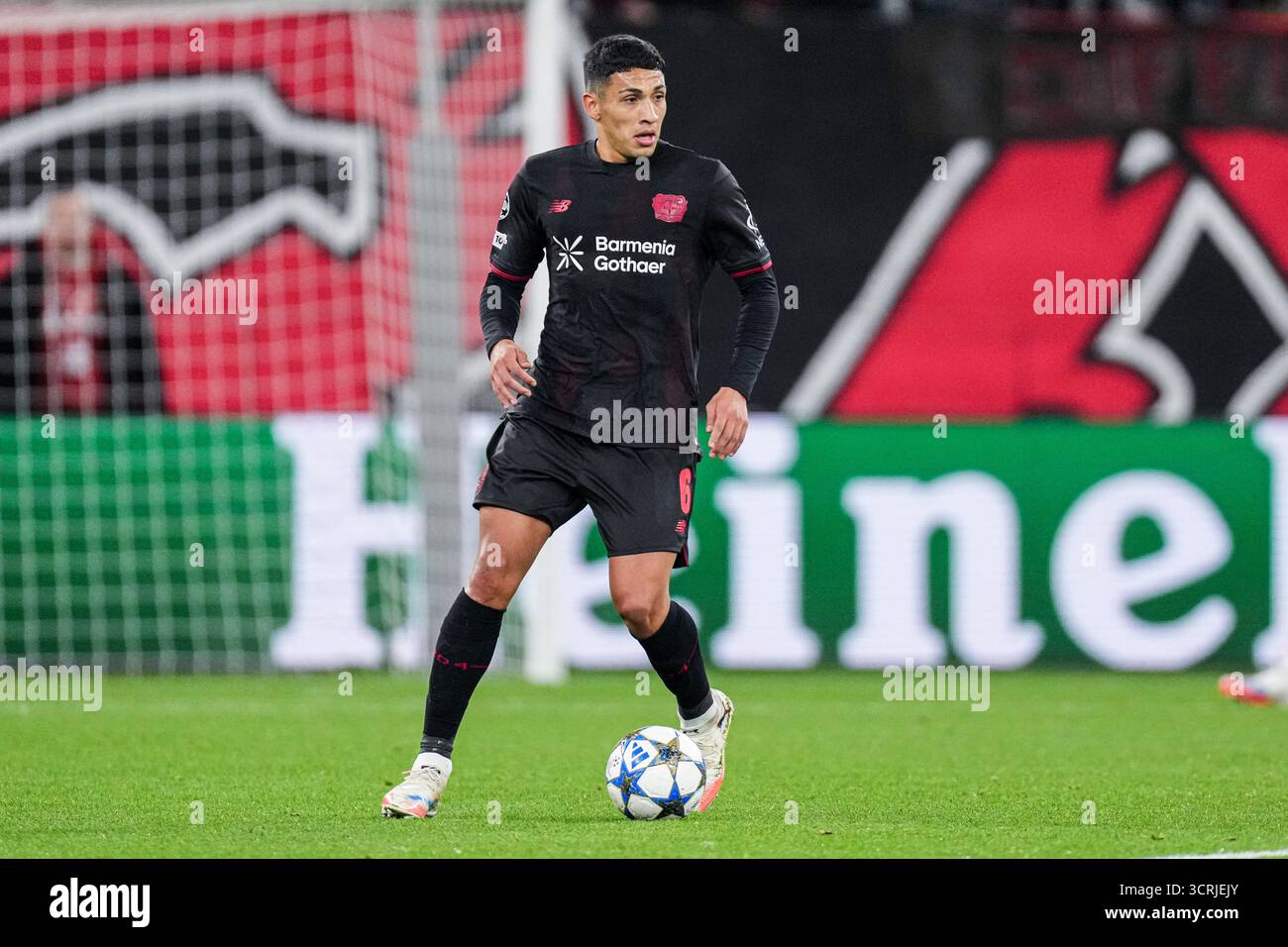 Leverkusen, Germania. 1 ottobre 2025. LEVERKUSEN, GERMANIA - 1 OTTOBRE: Equi Fernandez del Bayer 04 Leverkusen dribbles durante la fase MD2 della UEFA Champions League 2025/26 tra il Bayer 04 Leverkusen e il PSV Eindhoven alla BayArena il 1° ottobre 2025 a Leverkusen, Germania. (Foto di Joris Verwijst/Orange Pictures) credito: Orange Pics BV/Alamy Live News Foto Stock