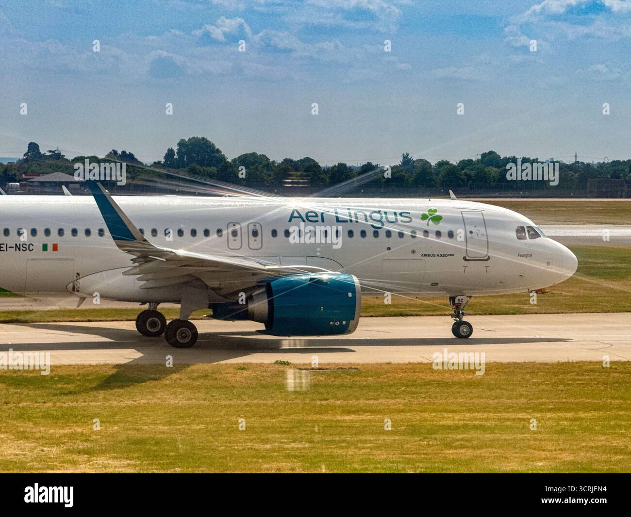 Londra, Inghilterra, Regno Unito - 19 maggio 2025: Aer Lingus Airbus A320 jet (registrazione EI-NSC) in rullaggio per il decollo all'aeroporto di Londra Heathrow - Immagine stock catturata con smartphone
