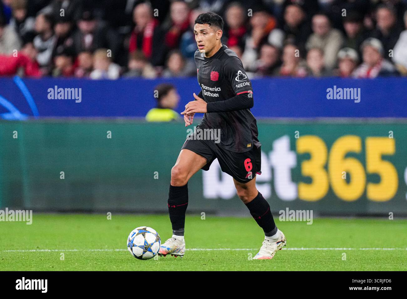 Leverkusen, Germania. 1 ottobre 2025. LEVERKUSEN, GERMANIA - 1 OTTOBRE: Equi Fernandez del Bayer 04 Leverkusen dribbles durante la fase MD2 della UEFA Champions League 2025/26 tra il Bayer 04 Leverkusen e il PSV Eindhoven alla BayArena il 1° ottobre 2025 a Leverkusen, Germania. (Foto di Joris Verwijst/Orange Pictures) credito: Orange Pics BV/Alamy Live News Foto Stock