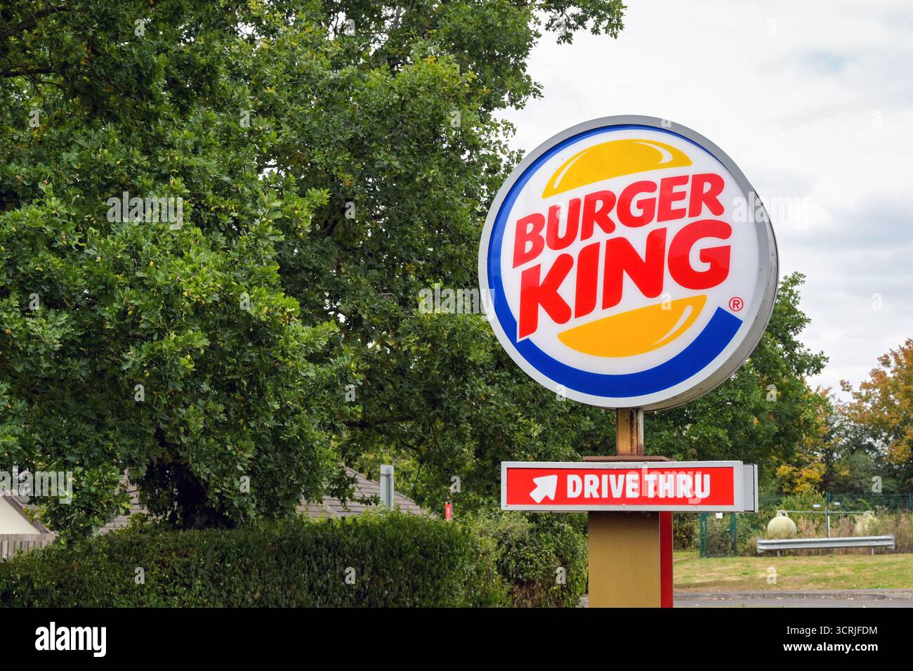 Monmouth, Monmouthshire, Galles, Regno Unito - 23 agosto 2025: Firmare per un drive thru del fast food Burger King presso una stazione di servizio Foto Stock