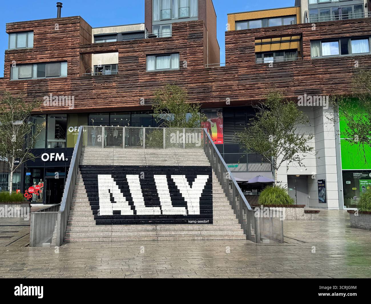 Almere, Paesi Bassi - 30 agosto 2025: Scala Central Ally contro un cielo azzurro nel centro di Almere. Foto Stock