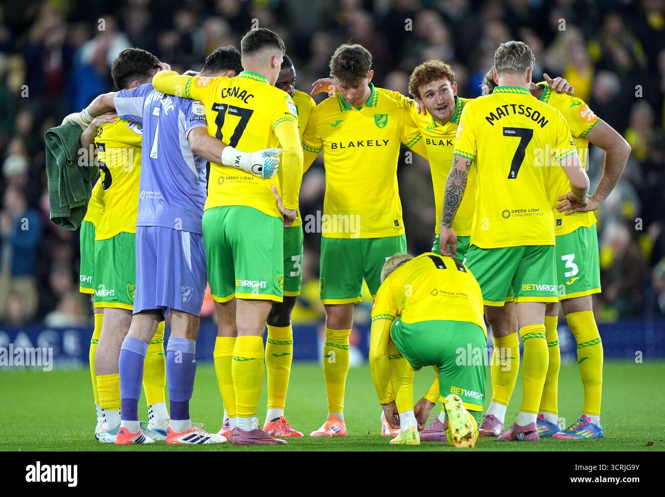 I giocatori del Norwich City si accoccolano davanti alla partita del titolo Sky Bet a Carrow Road, Norwich. Data foto: Mercoledì 1 ottobre 2025. Foto Stock