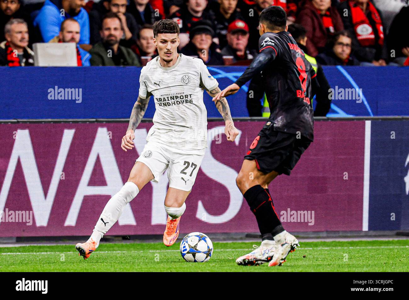 Dennis Man del PSV Eindhoven combatte per il possesso con Equi Fernandez del Bayer 04 Leverkusen durante la partita di UEFA Champions League 2025/26 di fase MD2 tra Bayer 04 Leverkusen e PSV Eindhoven alla BayArena il 1 ottobre 2025 a Leverkusen, Germania. (Crediti: Marcel ter Bals/MTB-Photo/Alamy Live News) Foto Stock