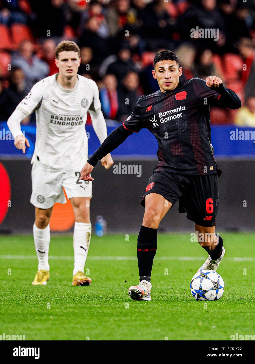 L'equi Fernandez del Bayer 04 Leverkusen corre con la palla durante la fase MD2 della UEFA Champions League 2025/26 tra il Bayer 04 Leverkusen e il PSV Eindhoven alla BayArena il 1° ottobre 2025 a Leverkusen, Germania. (Crediti: Marcel ter Bals/MTB-Photo/Alamy Live News) Foto Stock