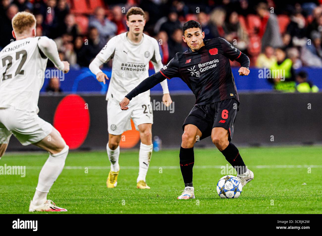 L'equi Fernandez del Bayer 04 Leverkusen corre con la palla durante la fase MD2 della UEFA Champions League 2025/26 tra il Bayer 04 Leverkusen e il PSV Eindhoven alla BayArena il 1° ottobre 2025 a Leverkusen, Germania. (Crediti: Marcel ter Bals/MTB-Photo/Alamy Live News) Foto Stock