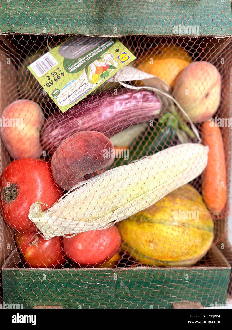 Il supermercato Lidl ha ridotto i prezzi delle casse di cartone per la selezione di frutta e verdura come soluzione sostenibile a basso costo per prevenire gli sprechi alimentari, Bulgaria, UE Foto Stock