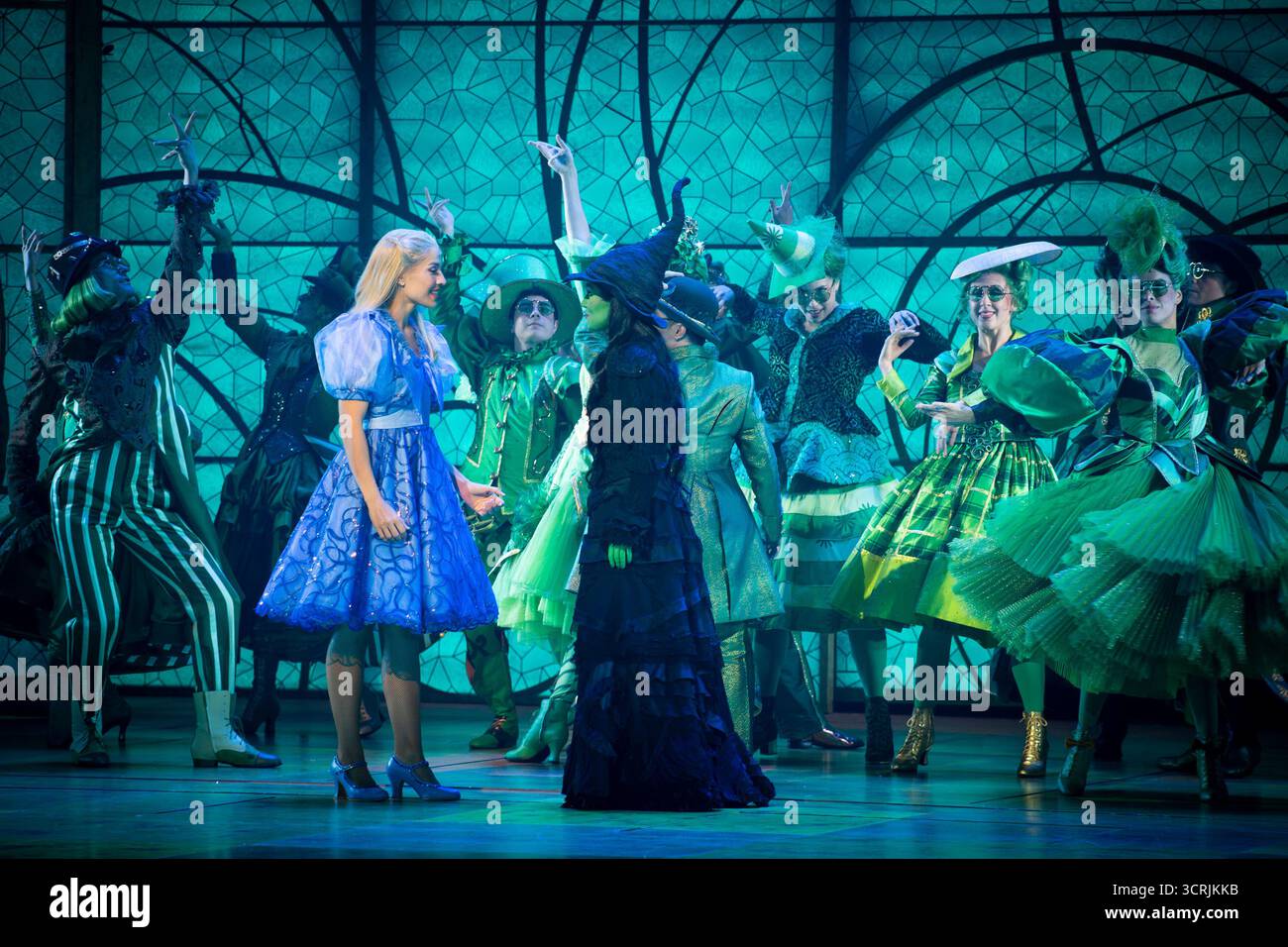Cristina Llorente e Cristina Picos durante il passaggio grafico di "Wicked" al Nuevo Teatro Alcala il 1° ottobre 2025 a Madrid, Spagna. (Crediti: Miguel Escavias/Alfa Images/Alamy Live News) Foto Stock