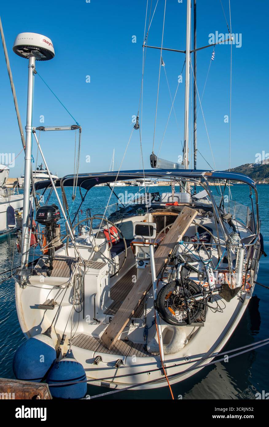Uno yacht da crociera d'epoca completamente attrezzato vive a bordo nel porto della città di Zante, Zante in Grecia Foto Stock