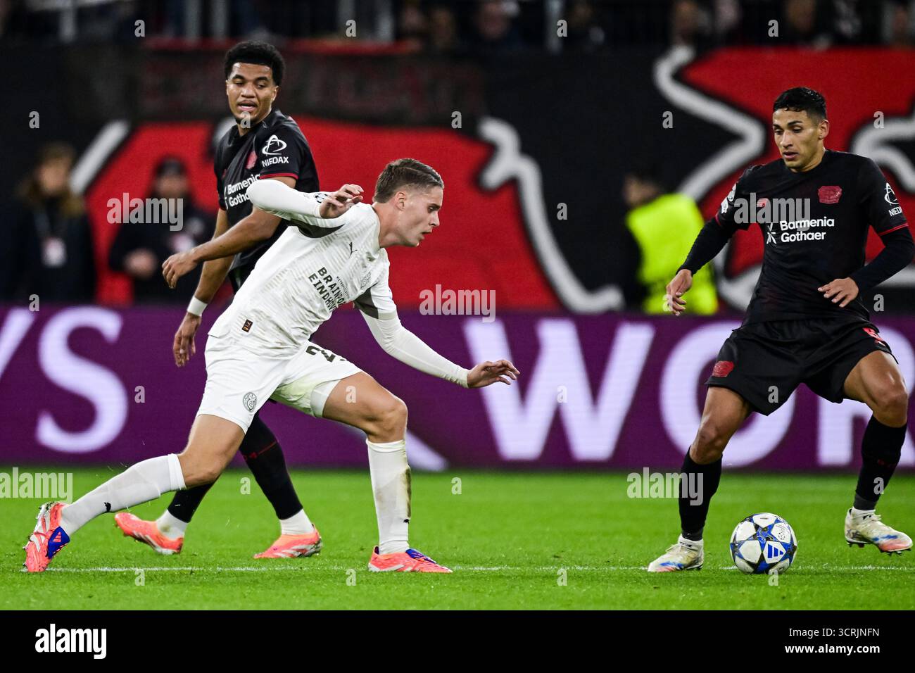 LEVERKUSEN - (l-r) Malik Tillman del Bayer 04 Leverkusen, Joey Veerman del PSV Eindhoven, Equi Fernandez del Bayer 04 Leverkusen durante la partita di UEFA Champions League tra Bayer Leverkusen e PSV Eindhoven allo stadio BayArena il 1 ottobre 2025, a Leverkusen, Germania. ANP OLAF KRAAK Foto Stock