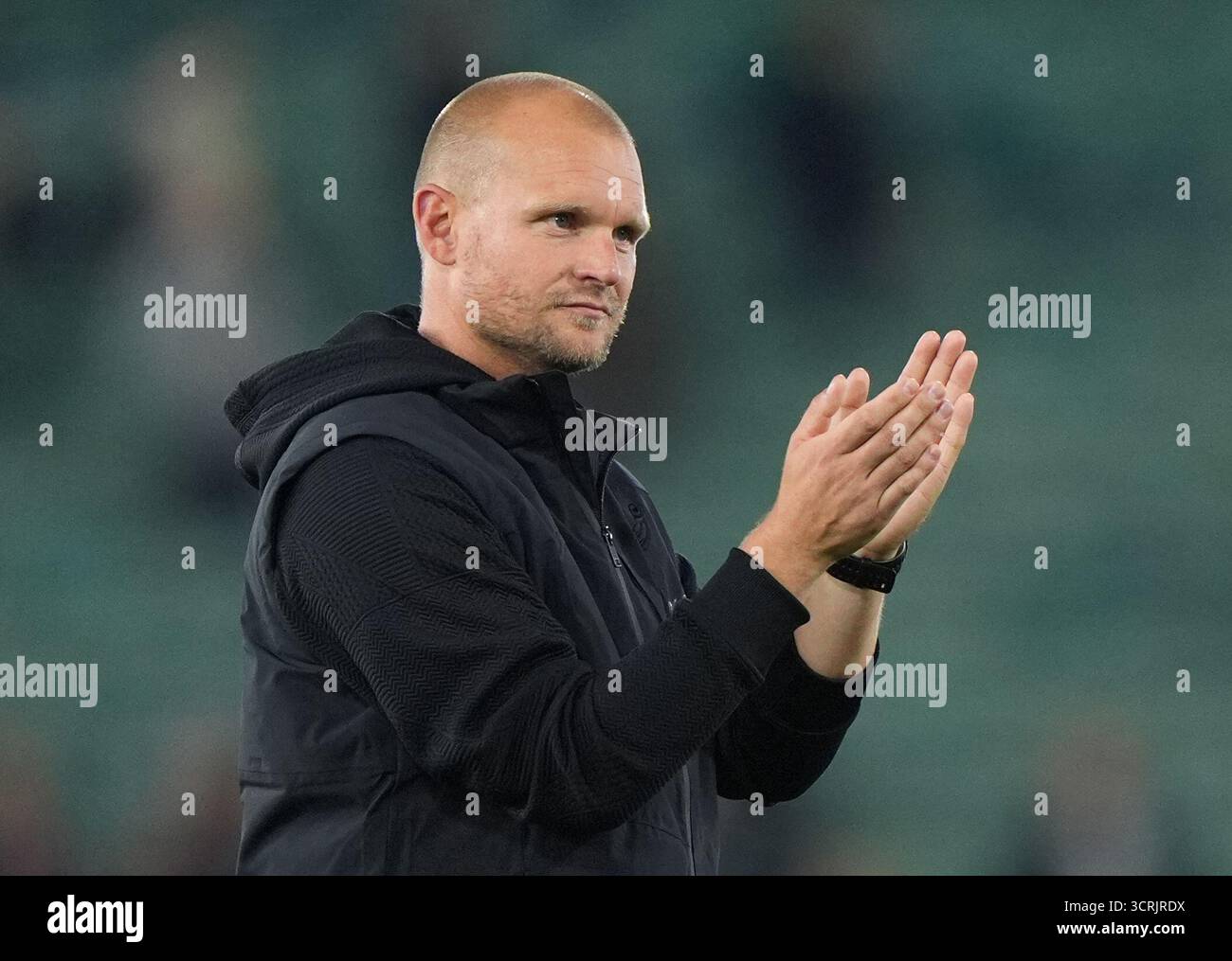 Il manager del Norwich City Liam Manning applaude i tifosi dopo il match per il titolo Sky Bet a Carrow Road, Norwich. Data foto: Mercoledì 1 ottobre 2025. Foto Stock