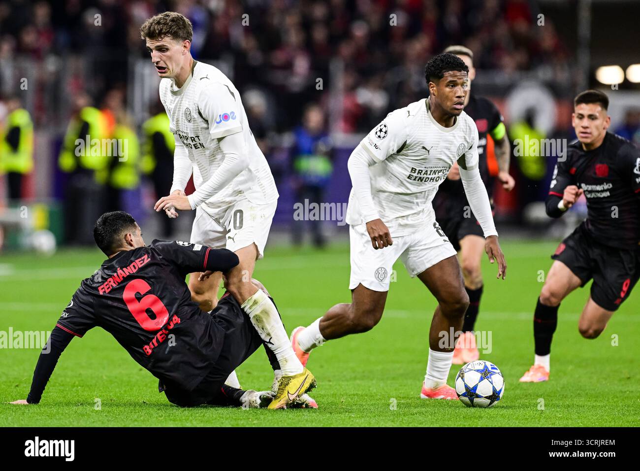 LEVERKUSEN - (l-r) Equi Fernandez del Bayer 04 Leverkusen, Guus Til del PSV Eindhoven, Ryan Flamingo del PSV Eindhoven durante la partita di UEFA Champions League tra Bayer Leverkusen e PSV Eindhoven allo stadio BayArena il 1 ottobre 2025, a Leverkusen, Germania. ANP OLAF KRAAK Foto Stock