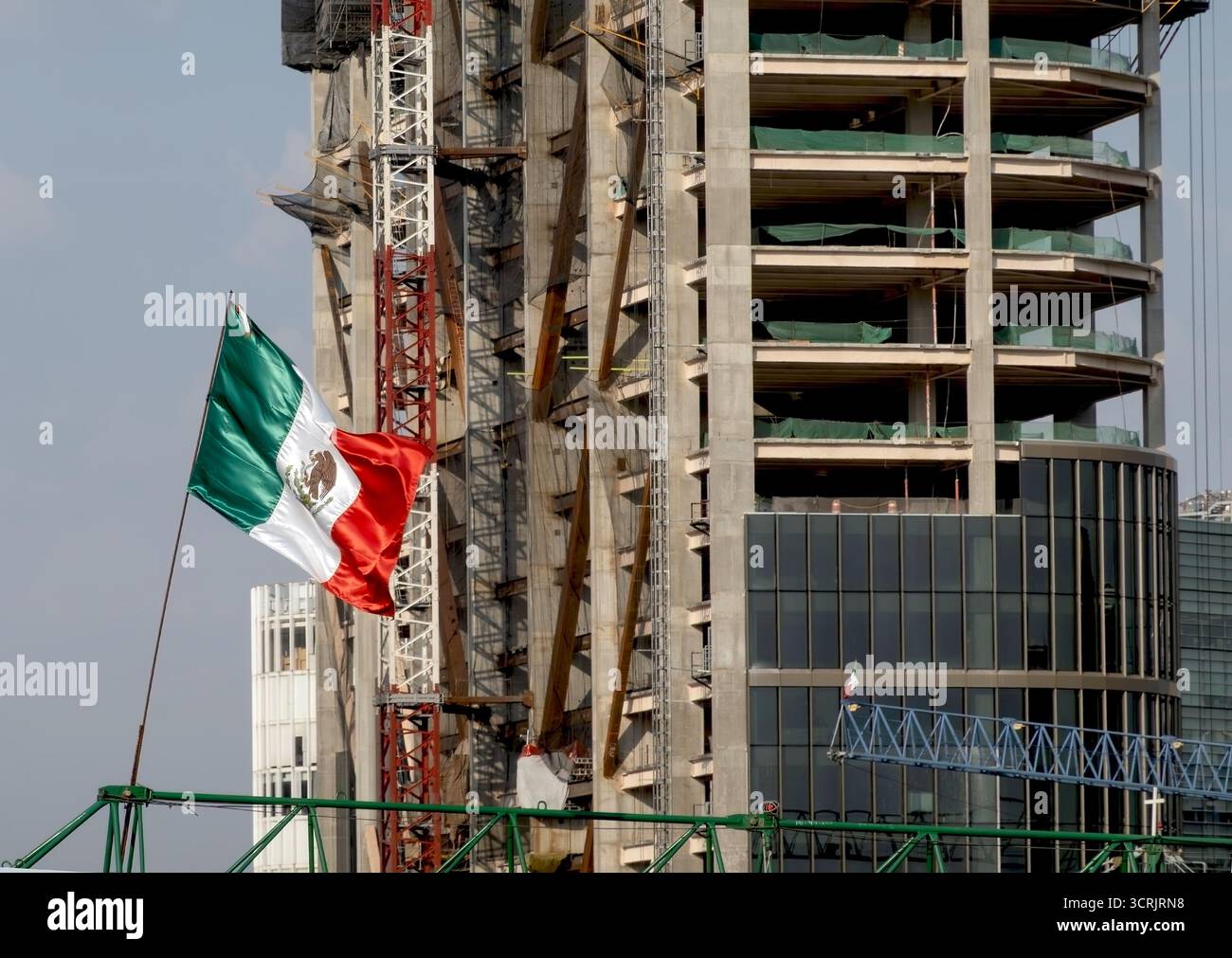 Alto cantiere edile con bandiere messicane in primo piano Foto Stock