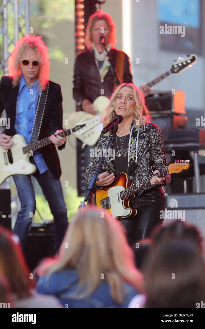 NEW YORK, NEW YORK – 1 OTTOBRE: Sheryl Crow si esibisce dal vivo oggi al Rockefeller Plaza il 1° ottobre 2025 a New York City. L'artista vincitore del Grammy Award ha intrattenuto i fan riuniti presso l'iconico locale di Midtown con un concerto mattutino che ha mescolato successi classici e nuova musica, aggiungendo un tocco di forza alla serie di spettacoli dal vivo di Today. (Foto: Giada Papini Rampelotto/EuropaNewswire) Foto Stock