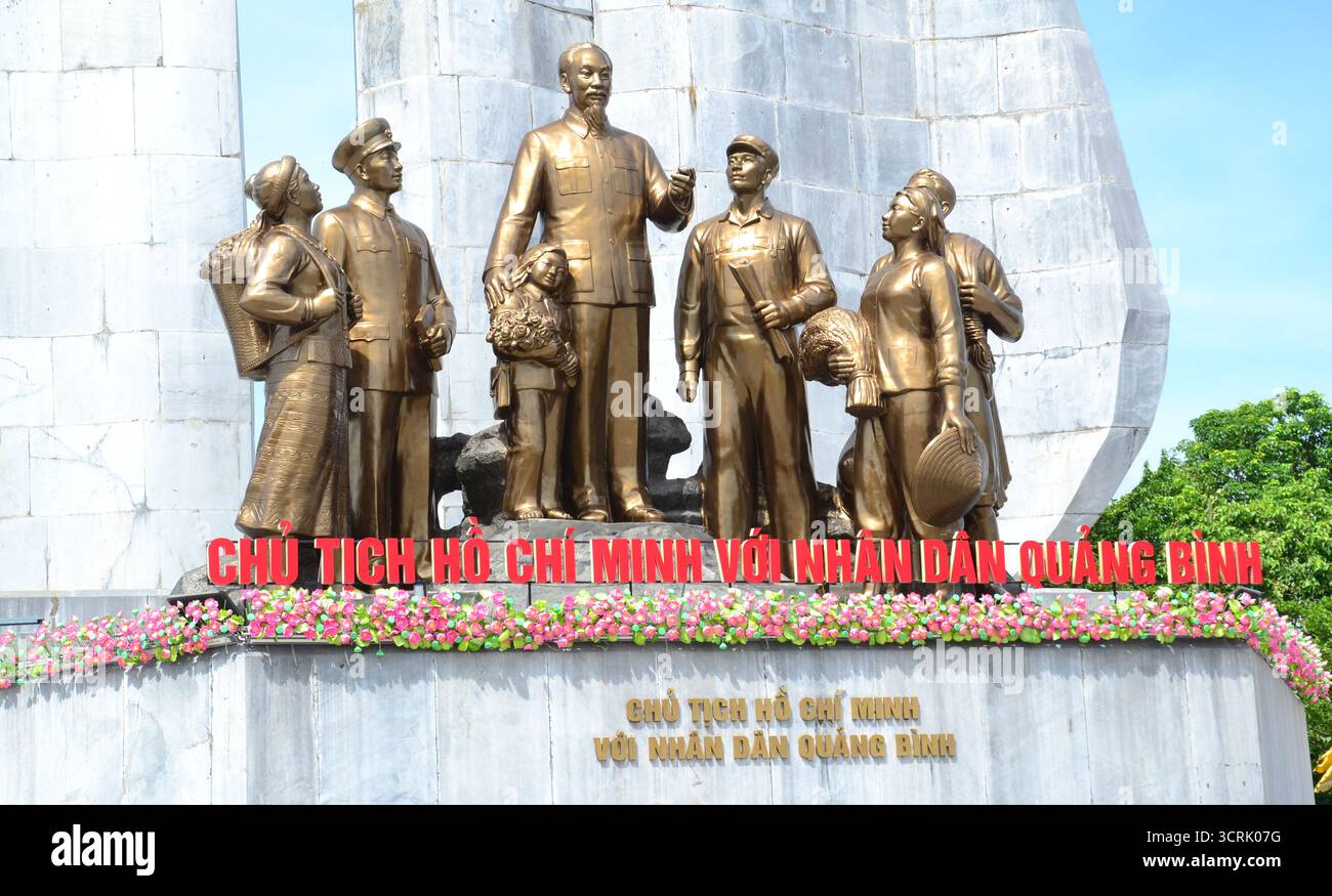 Statua in bronzo del presidente ho chi Minh in Piazza ho chi Minh, Đồng Hới, Quảng Bình, Vietnam. Il monumento pesa più di 400 tonnellate. Foto Stock