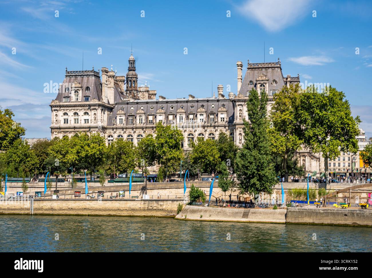 Vista dell'Hotel de Ville dal Quai aux Fleurs con l'argine della Senna e la Voie Georges Pompidou sottostante, vita quotidiana e turismo nel centro di Parigi, Francia Foto Stock