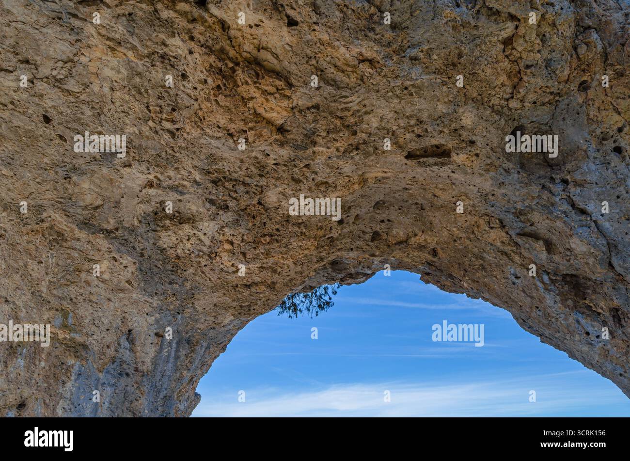 Finestra del Diavolo (spagnolo: Ventano del Diablo), un esempio di erosione carsica sulla roccia calcarea nel Parco naturale della Serrania de Cuenca, Castilla la Mancha Foto Stock