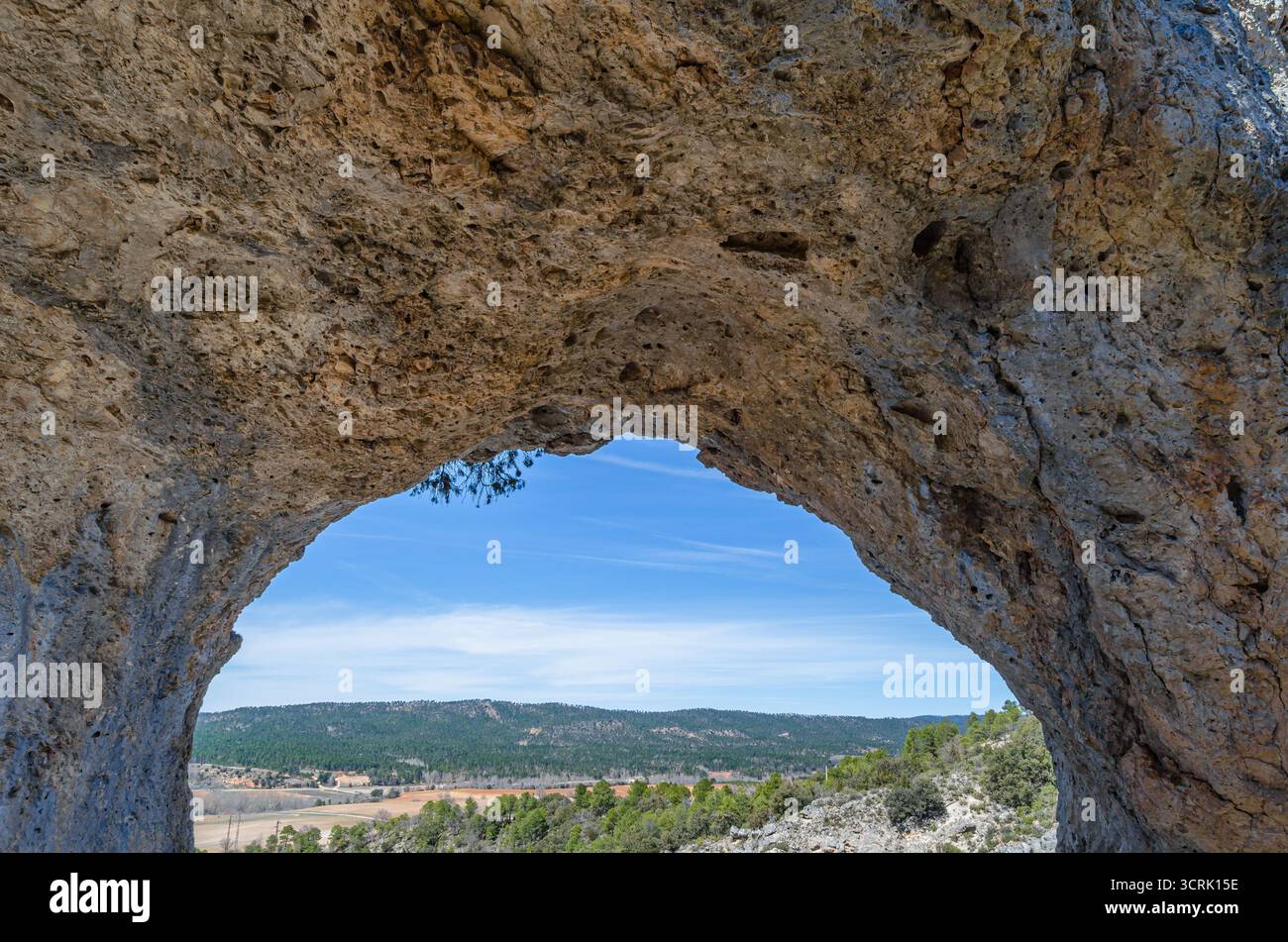 Finestra del Diavolo (spagnolo: Ventano del Diablo), un esempio di erosione carsica sulla roccia calcarea nel Parco naturale della Serrania de Cuenca, Castilla la Mancha Foto Stock