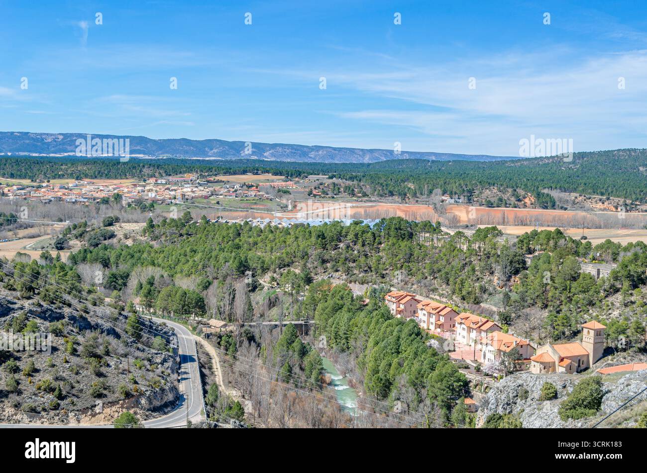 Vista del villaggio di Villalba de la Sierra nel Parco naturale della Serrania de Cuenca, Castilla la Mancha, Spagna Foto Stock