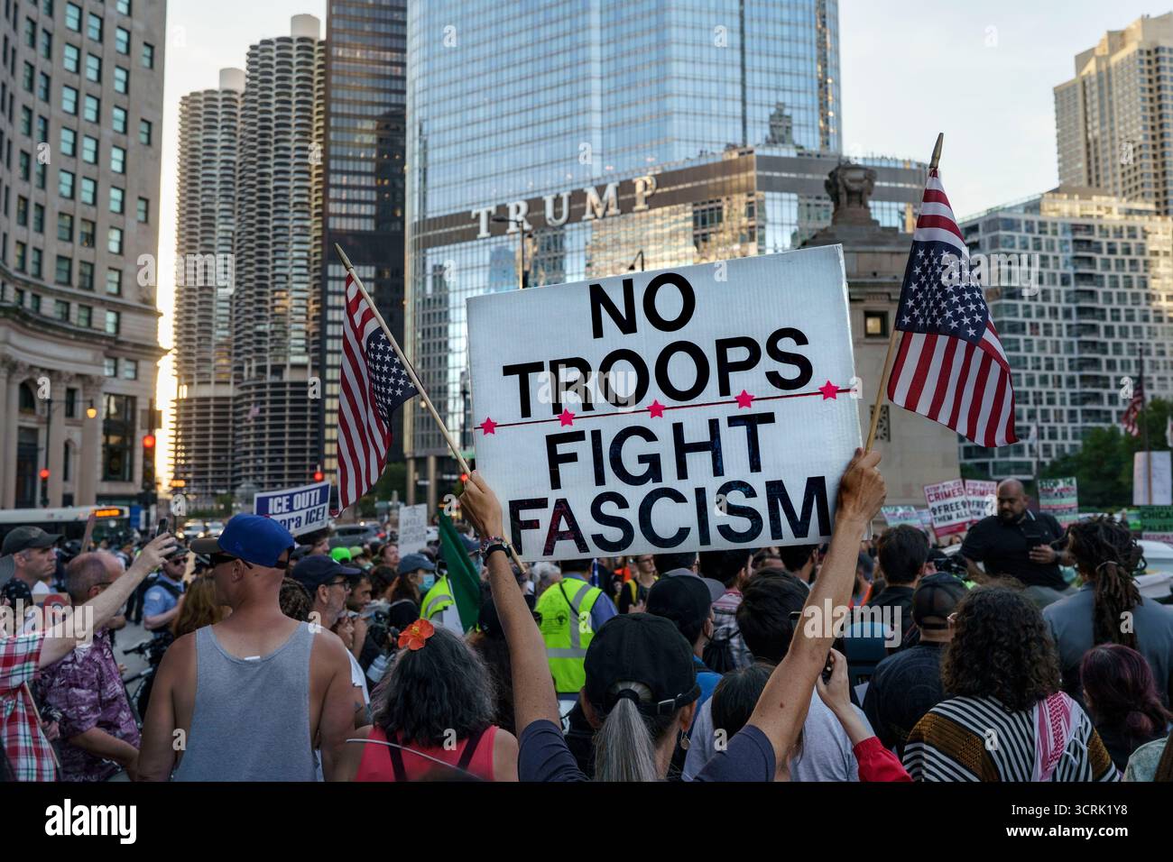 Chicago, Illinois, Stati Uniti. 30 settembre 2025. Dall'altra parte del fiume rispetto alla Trump Tower, un manifestante ha un cartello con la scritta "NO TROOPS - FIGHT FASCISM" (NIENTE TRUPPE - COMBATTERE IL FASCISMO) SENZA GHIACCIO! NIENTE TRUPPE! marzo nel centro di Chicago. La protesta segue tre settimane di operazione Midway Blitz, consistente in incursioni dell'immigrazione, arresti e agenti federali che usano eccessiva forza contro i manifestanti e la stampa fuori dalla struttura ICE nella periferia di Broadview. (Credit Image: © Chris Riha/ZUMA Press Wire) SOLO PER USO EDITORIALE! Non per USO commerciale! Foto Stock