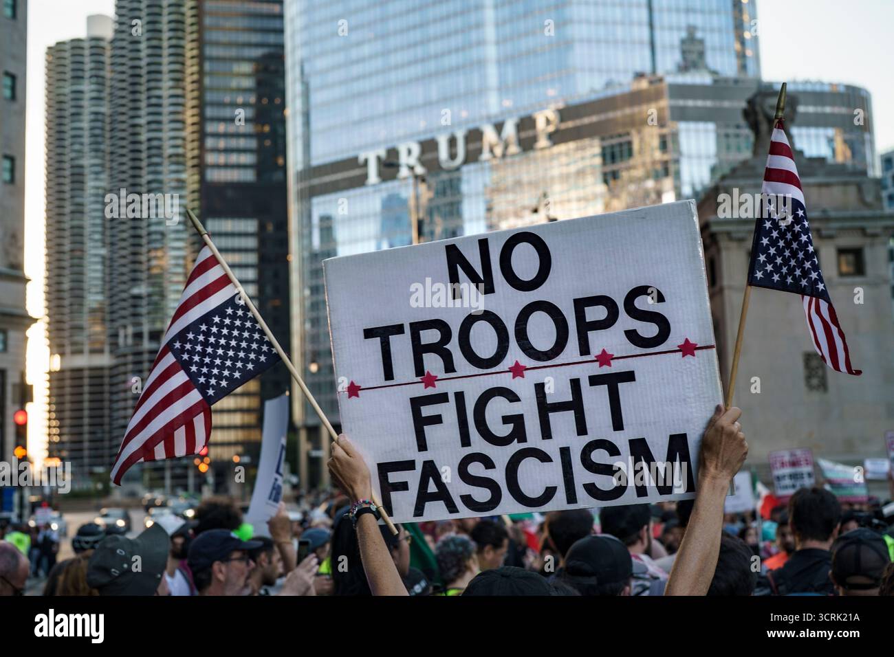 Chicago, Illinois, Stati Uniti. 30 settembre 2025. Dall'altra parte del fiume rispetto alla Trump Tower, un manifestante ha un cartello con la scritta "NO TROOPS - FIGHT FASCISM" (NIENTE TRUPPE - COMBATTERE IL FASCISMO) SENZA GHIACCIO! NIENTE TRUPPE! marzo nel centro di Chicago. La protesta segue tre settimane di operazione Midway Blitz, consistente in incursioni dell'immigrazione, arresti e agenti federali che usano eccessiva forza contro i manifestanti e la stampa fuori dalla struttura ICE nella periferia di Broadview. (Credit Image: © Chris Riha/ZUMA Press Wire) SOLO PER USO EDITORIALE! Non per USO commerciale! Foto Stock